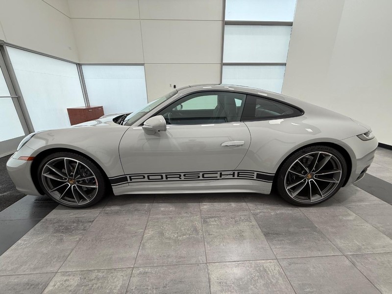 Porsche 911 Vehicle Full-screen Gallery Image 2