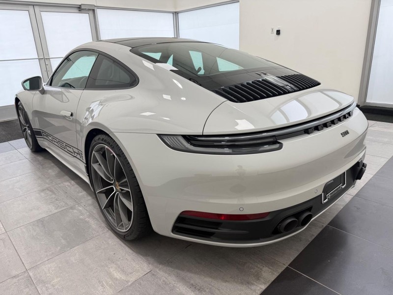 Porsche 911 Vehicle Full-screen Gallery Image 3