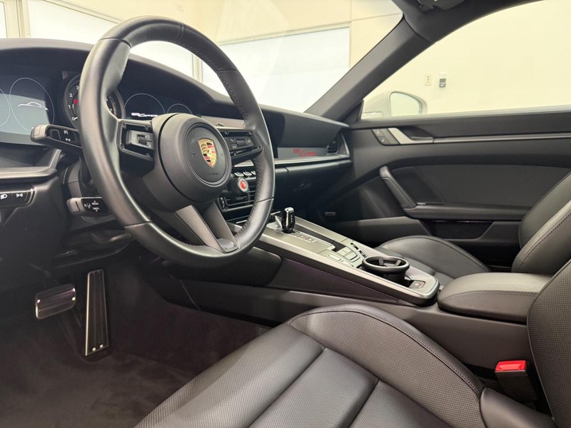 Porsche 911 Vehicle Full-screen Gallery Image 4