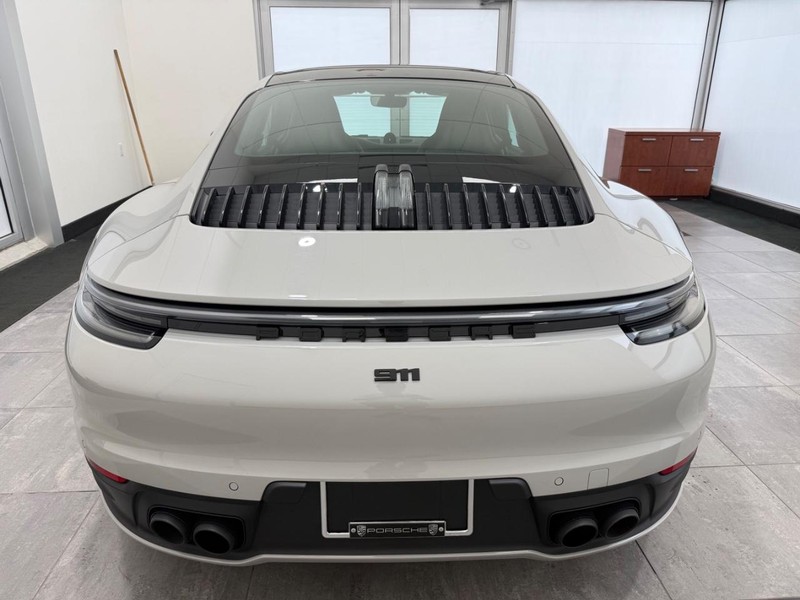 Porsche 911 Vehicle Full-screen Gallery Image 6