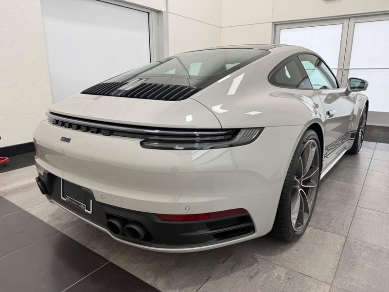 Porsche 911 Vehicle Full-screen Gallery Image 7