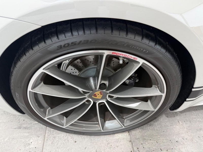 Porsche 911 Vehicle Full-screen Gallery Image 8