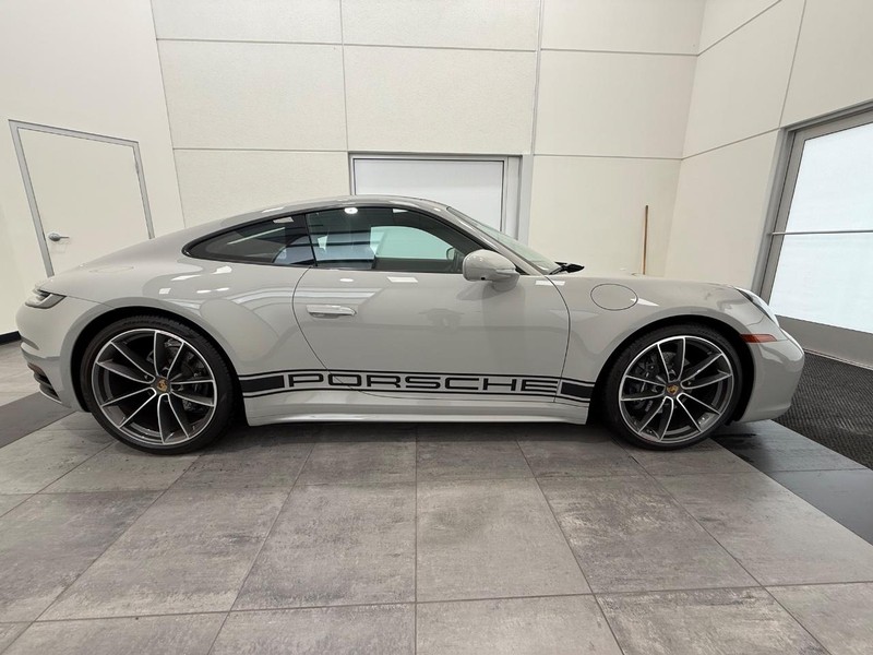 Porsche 911 Vehicle Full-screen Gallery Image 9