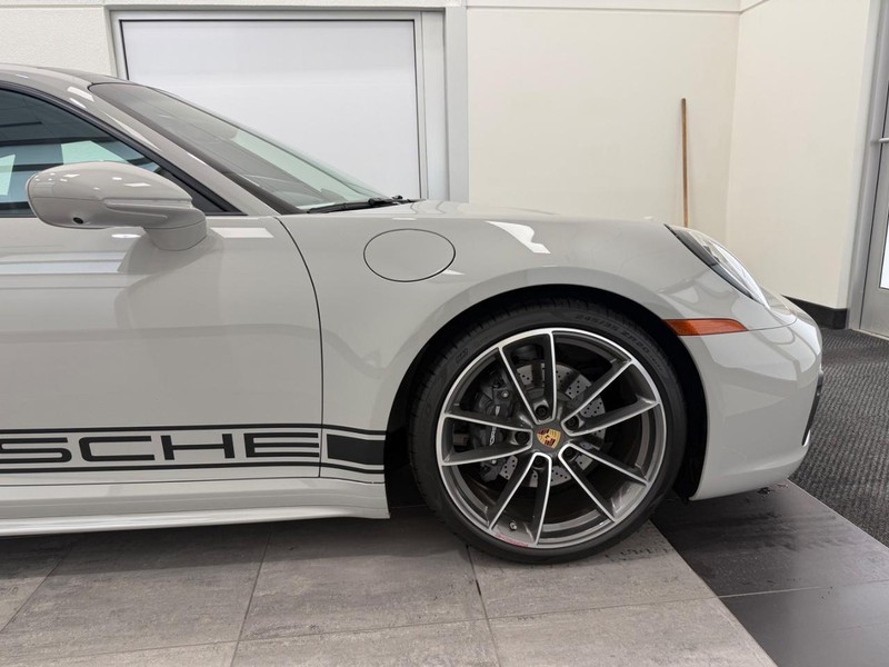 Porsche 911 Vehicle Full-screen Gallery Image 10