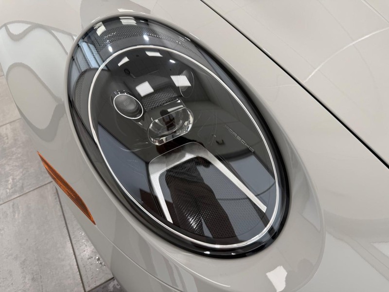 Porsche 911 Vehicle Full-screen Gallery Image 11