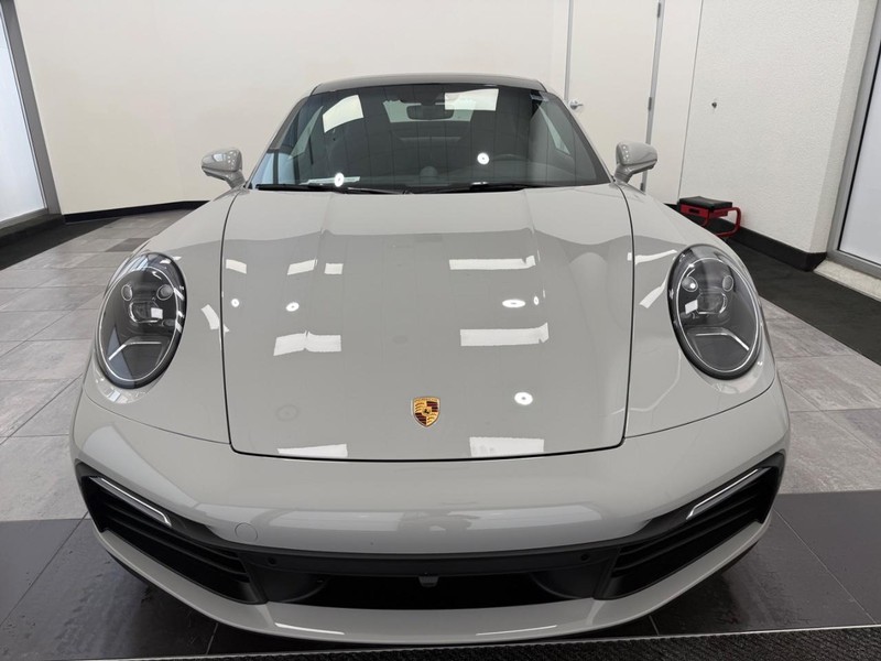Porsche 911 Vehicle Full-screen Gallery Image 12