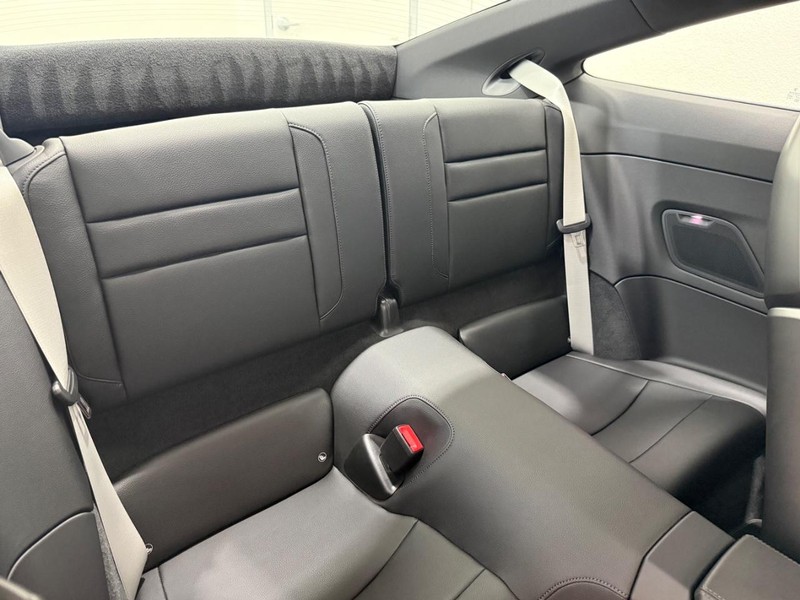 Porsche 911 Vehicle Full-screen Gallery Image 13