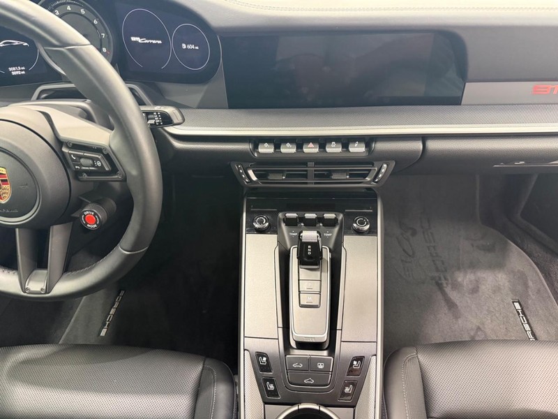 Porsche 911 Vehicle Full-screen Gallery Image 14