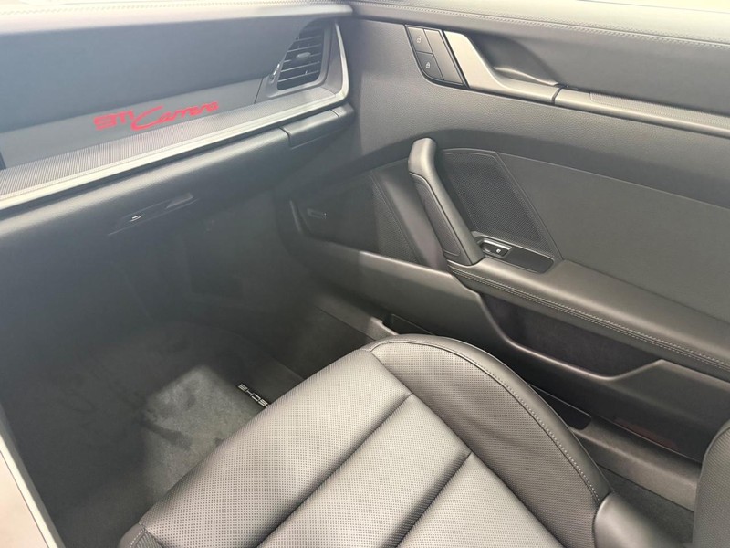 Porsche 911 Vehicle Full-screen Gallery Image 18