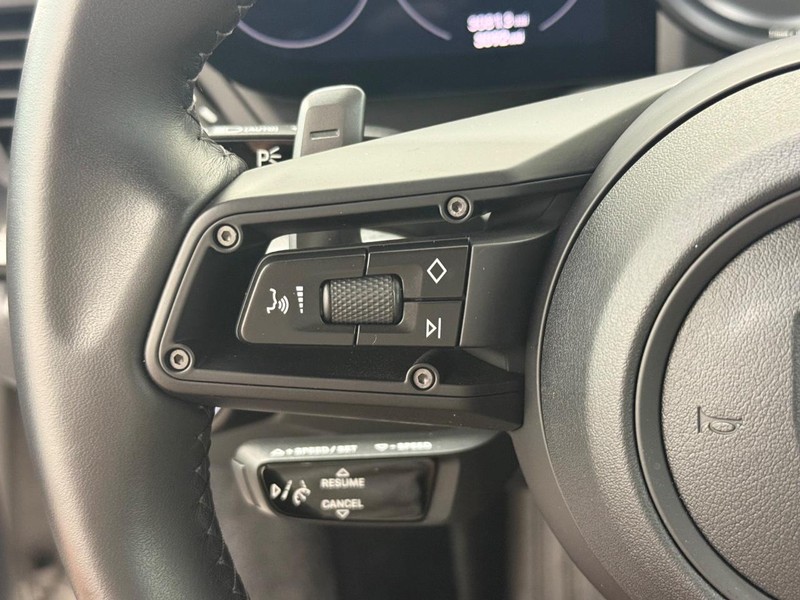 Porsche 911 Vehicle Full-screen Gallery Image 19