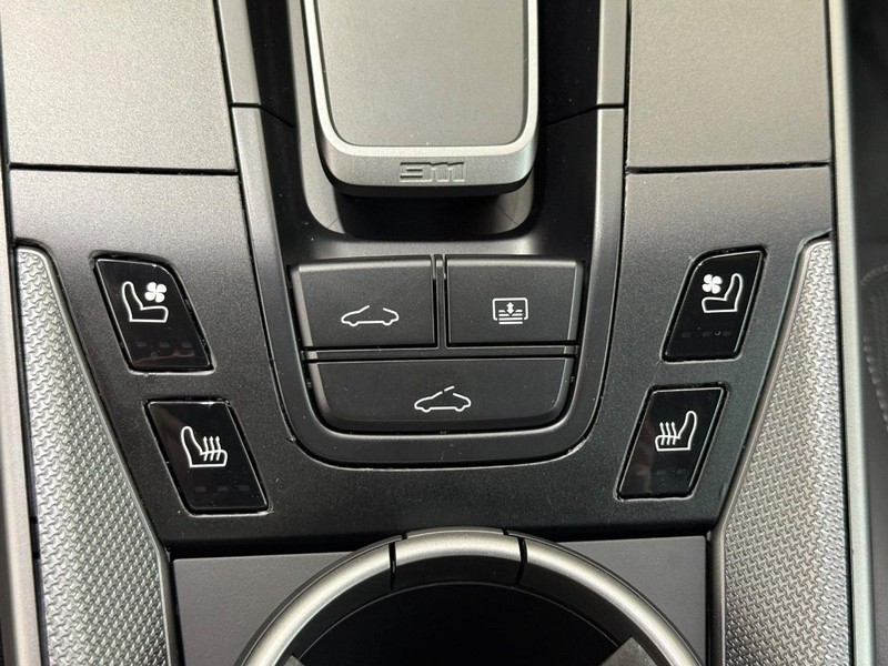 Porsche 911 Vehicle Full-screen Gallery Image 22