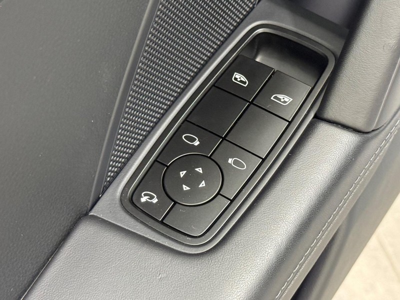Porsche 911 Vehicle Full-screen Gallery Image 24