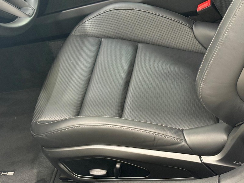 Porsche 911 Vehicle Full-screen Gallery Image 25