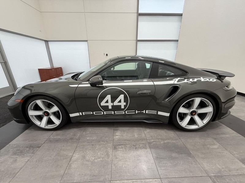 Porsche 911 Vehicle Full-screen Gallery Image 2