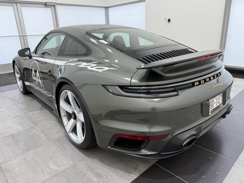 Porsche 911 Vehicle Full-screen Gallery Image 3