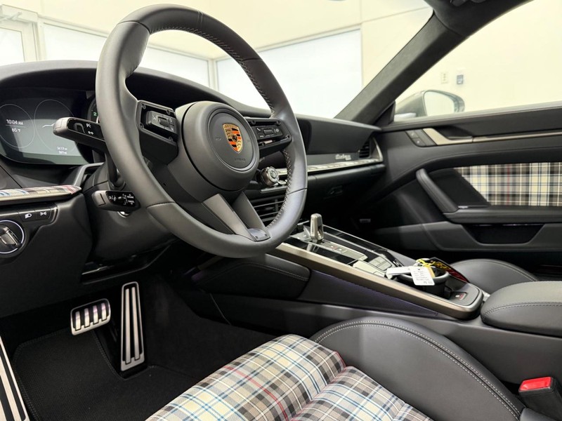 Porsche 911 Vehicle Full-screen Gallery Image 4