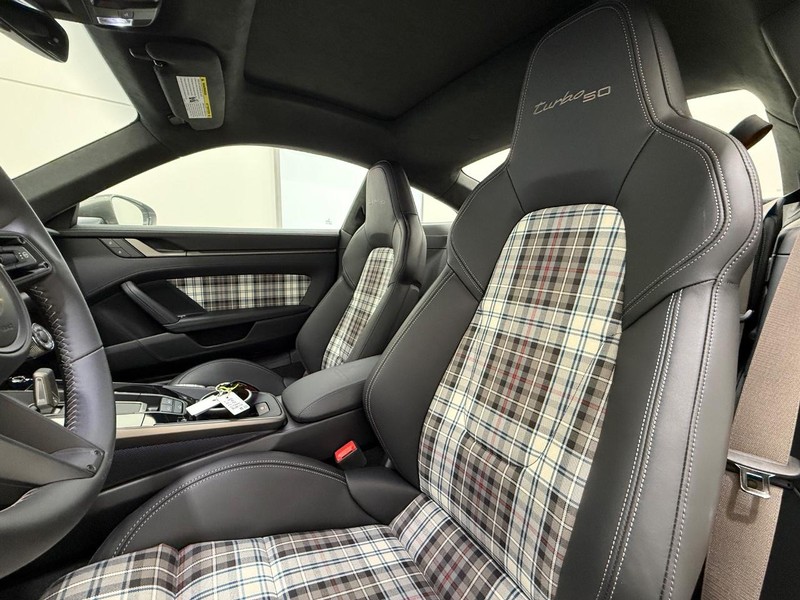 Porsche 911 Vehicle Full-screen Gallery Image 5
