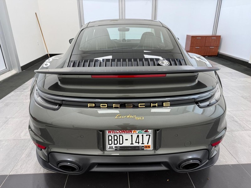 Porsche 911 Vehicle Full-screen Gallery Image 6