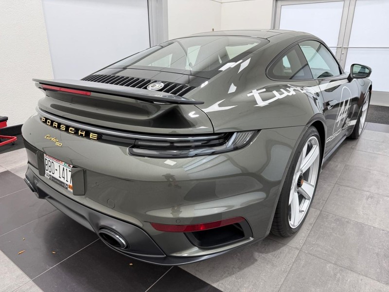 Porsche 911 Vehicle Full-screen Gallery Image 7