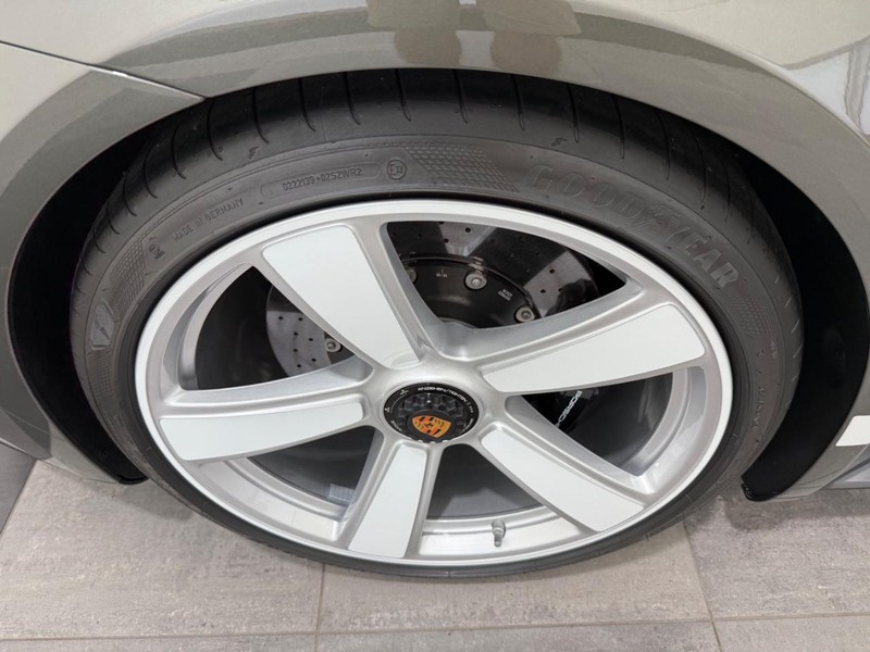 Porsche 911 Vehicle Full-screen Gallery Image 8