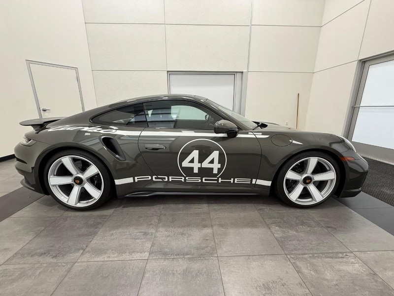 Porsche 911 Vehicle Full-screen Gallery Image 9