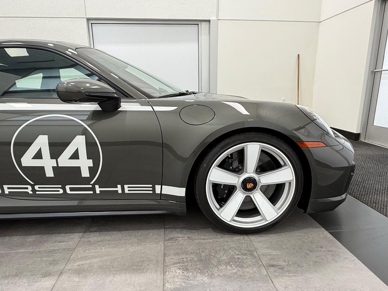 Porsche 911 Vehicle Full-screen Gallery Image 10
