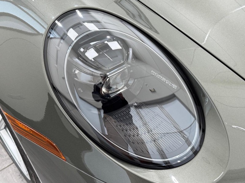 Porsche 911 Vehicle Full-screen Gallery Image 11