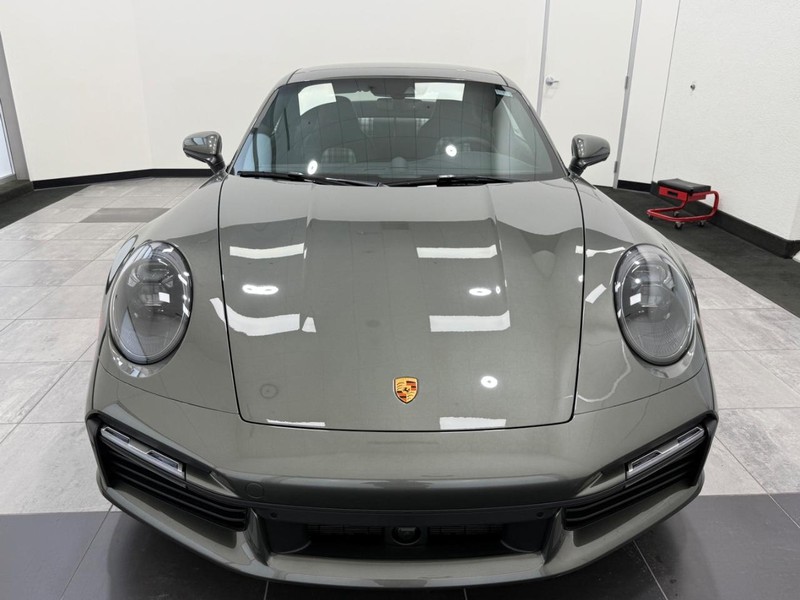 Porsche 911 Vehicle Full-screen Gallery Image 12