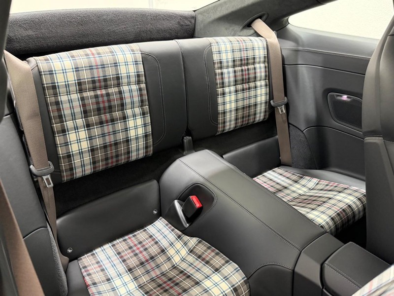 Porsche 911 Vehicle Full-screen Gallery Image 13