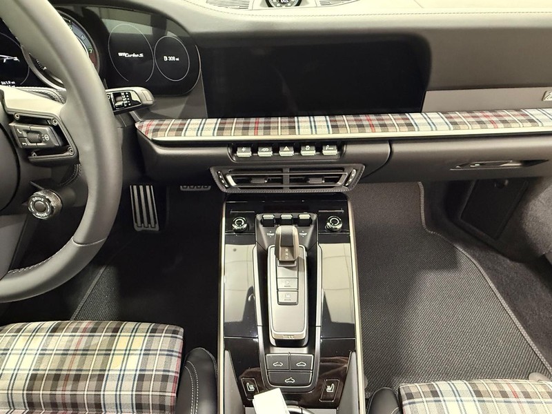 Porsche 911 Vehicle Full-screen Gallery Image 14