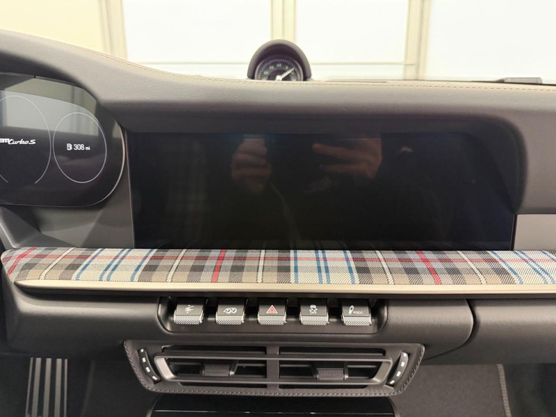 Porsche 911 Vehicle Full-screen Gallery Image 15