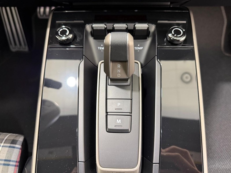 Porsche 911 Vehicle Full-screen Gallery Image 16
