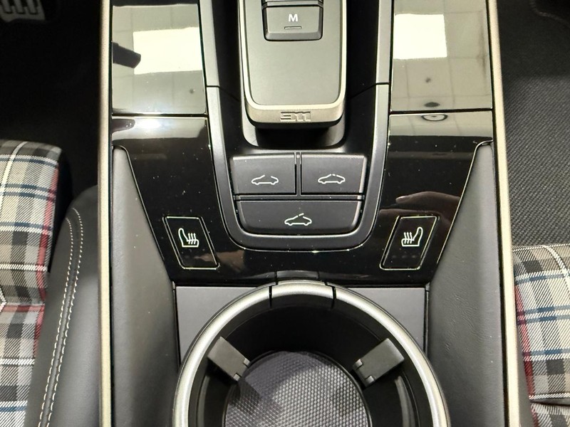 Porsche 911 Vehicle Full-screen Gallery Image 17