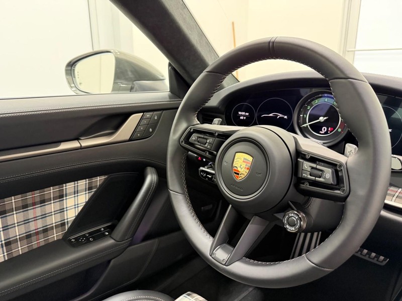 Porsche 911 Vehicle Full-screen Gallery Image 18