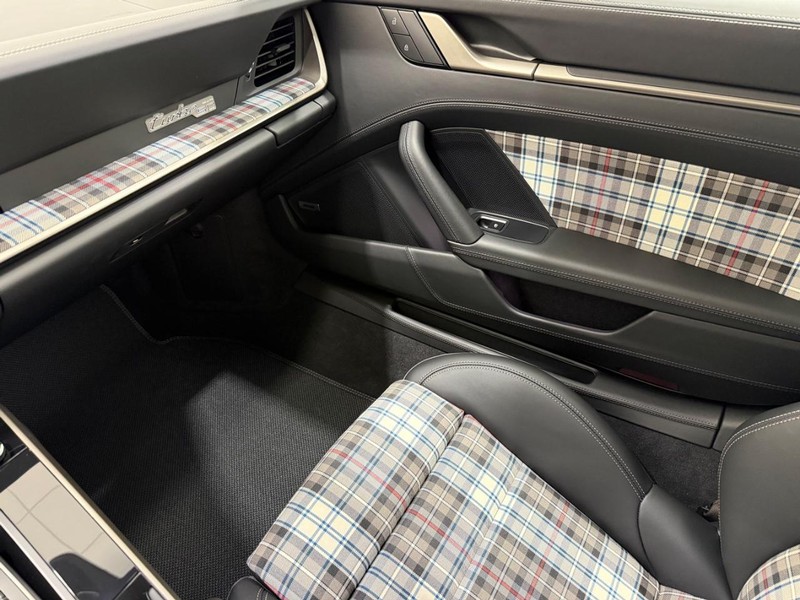 Porsche 911 Vehicle Full-screen Gallery Image 19