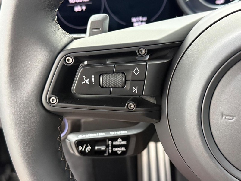 Porsche 911 Vehicle Full-screen Gallery Image 22