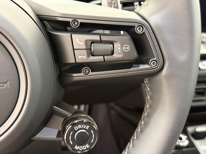 Porsche 911 Vehicle Full-screen Gallery Image 23