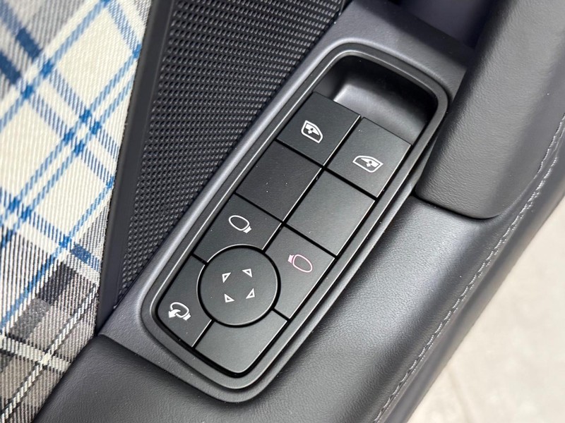 Porsche 911 Vehicle Full-screen Gallery Image 26