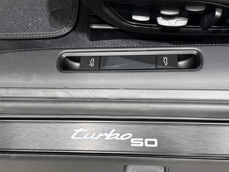 Porsche 911 Vehicle Full-screen Gallery Image 27