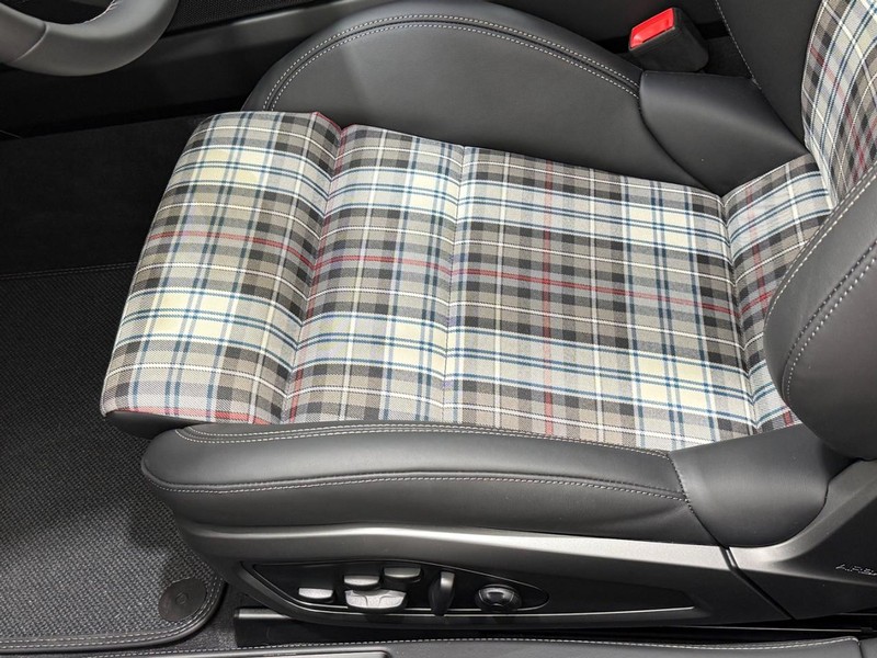 Porsche 911 Vehicle Full-screen Gallery Image 28