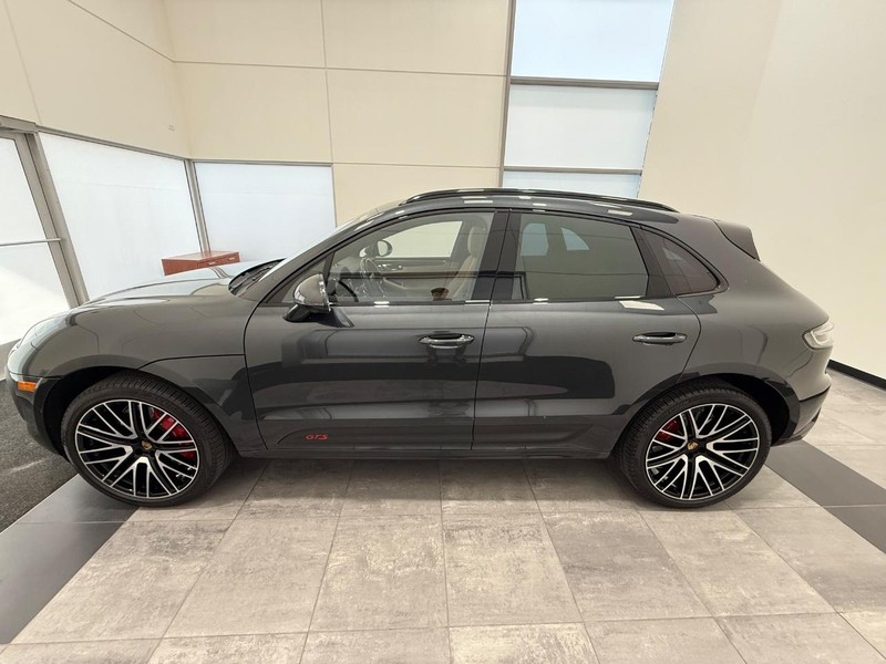 Porsche Macan Vehicle Full-screen Gallery Image 2