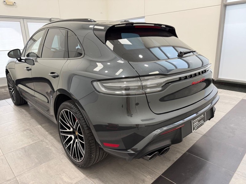 Porsche Macan Vehicle Full-screen Gallery Image 3