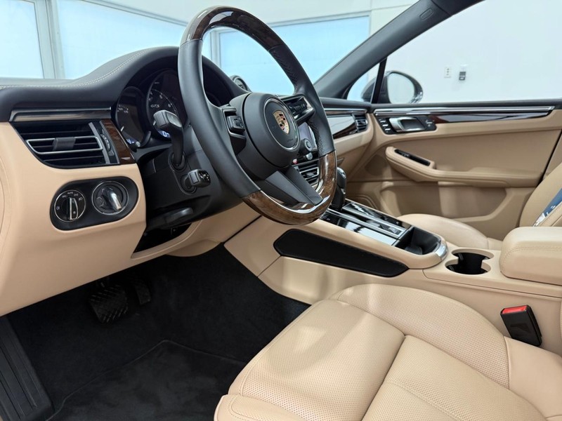 Porsche Macan Vehicle Full-screen Gallery Image 4