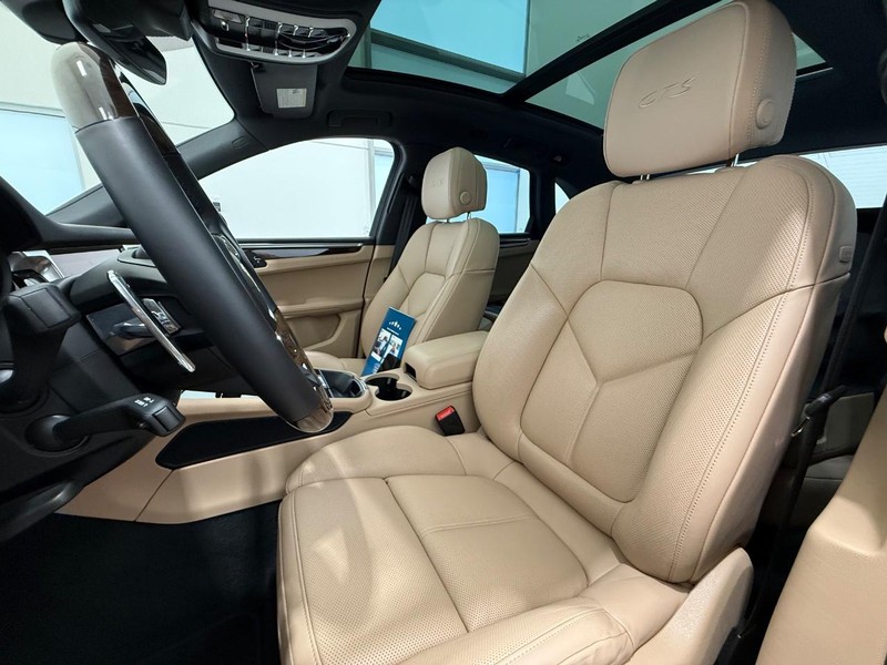 Porsche Macan Vehicle Full-screen Gallery Image 5
