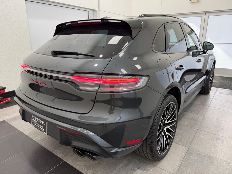 Porsche Macan Vehicle Full-screen Gallery Image 7