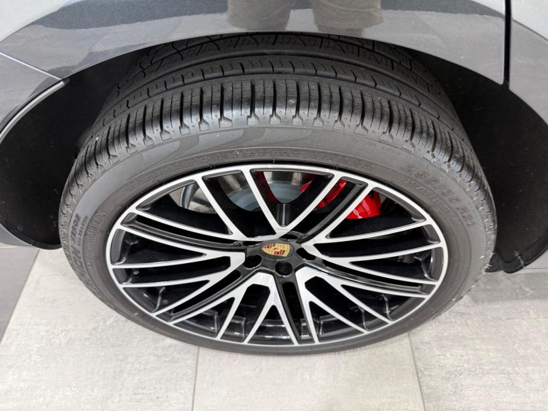 Porsche Macan Vehicle Full-screen Gallery Image 8