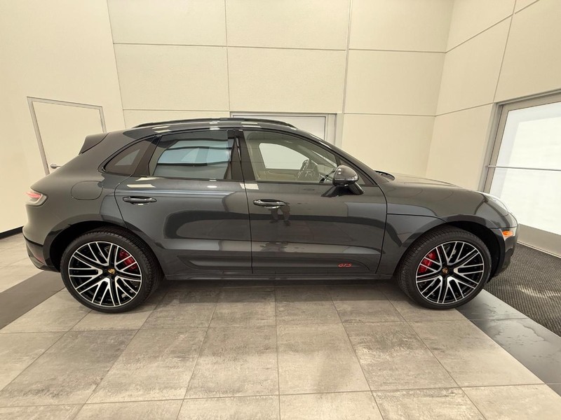 Porsche Macan Vehicle Full-screen Gallery Image 9