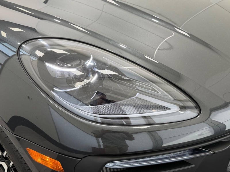 Porsche Macan Vehicle Full-screen Gallery Image 11