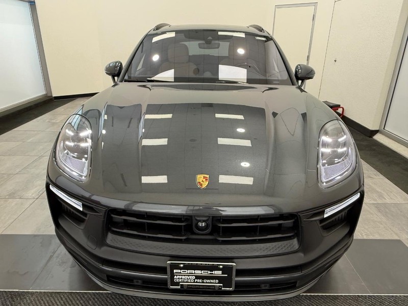 Porsche Macan Vehicle Full-screen Gallery Image 12