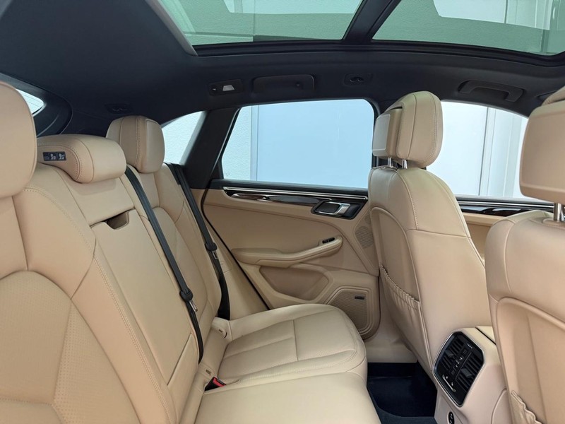 Porsche Macan Vehicle Full-screen Gallery Image 13